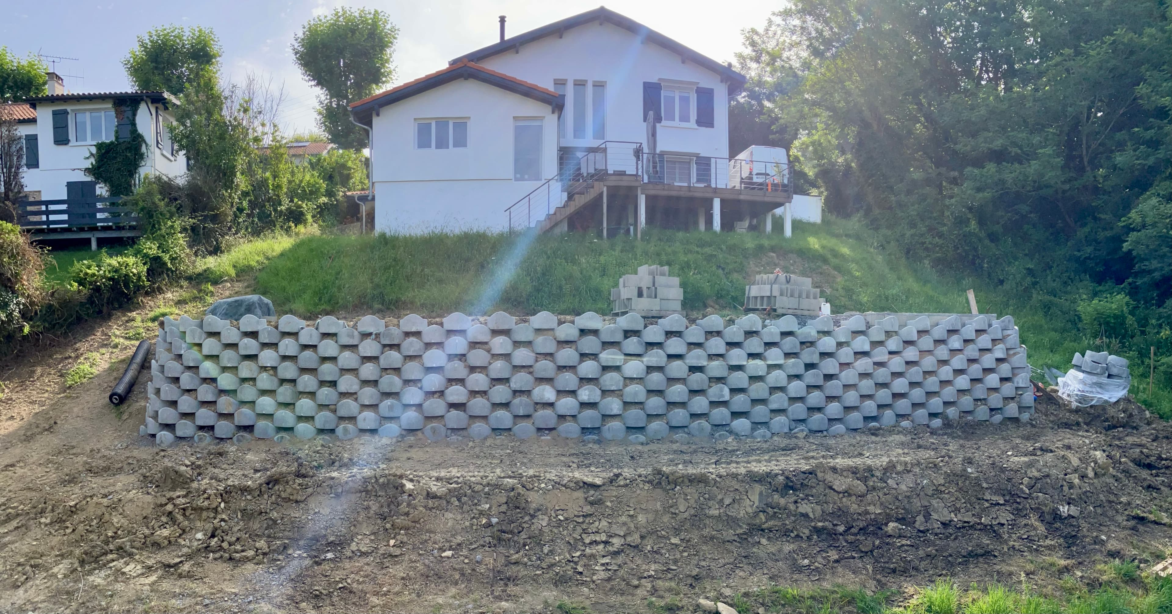 Rénovation totale: Création d'ouvertures, extension de briques de chanvre Biosys et mur de soutènement altus