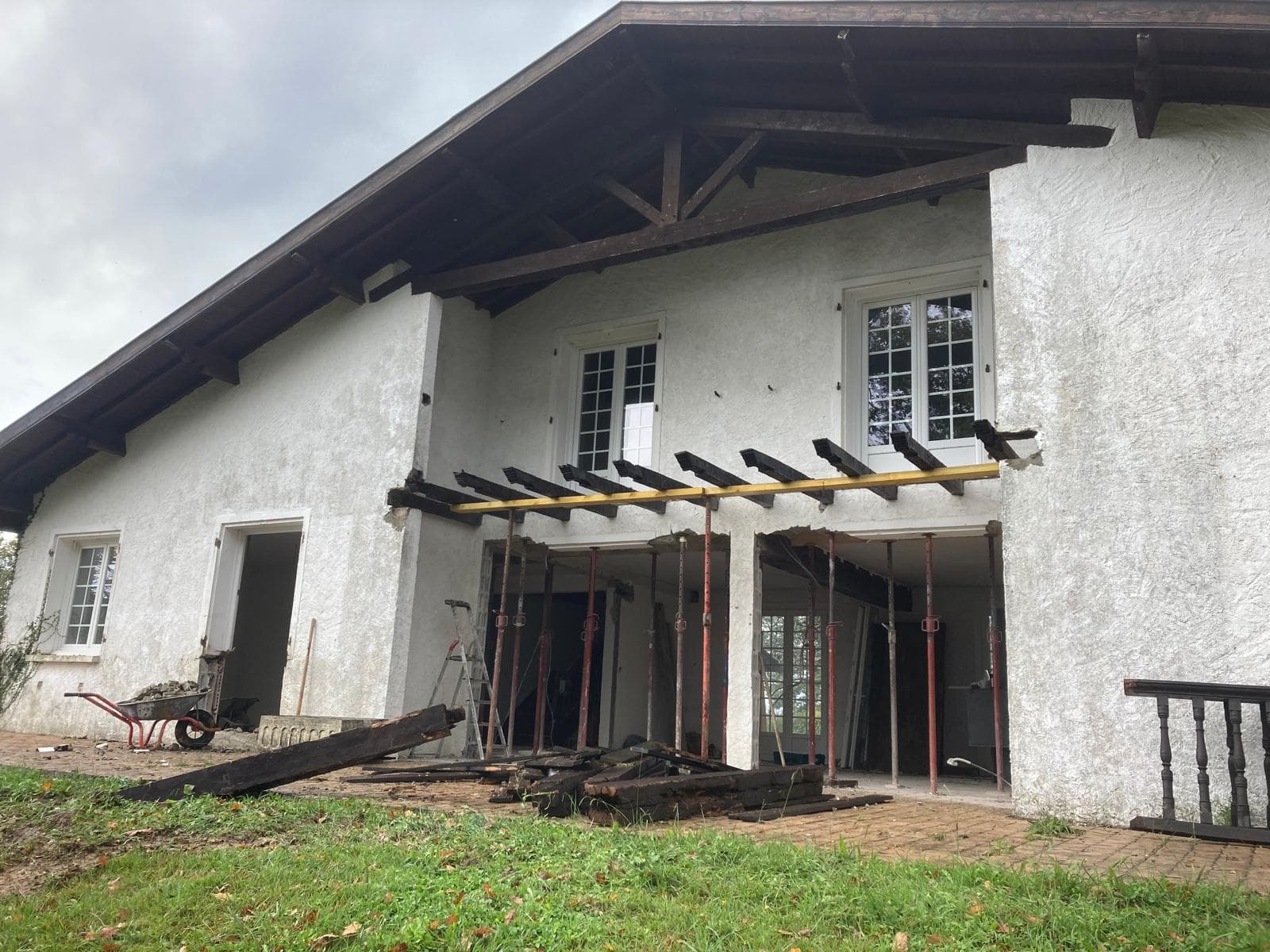 Création d’ouvertures, ravalement de façade et construction d’une piscine