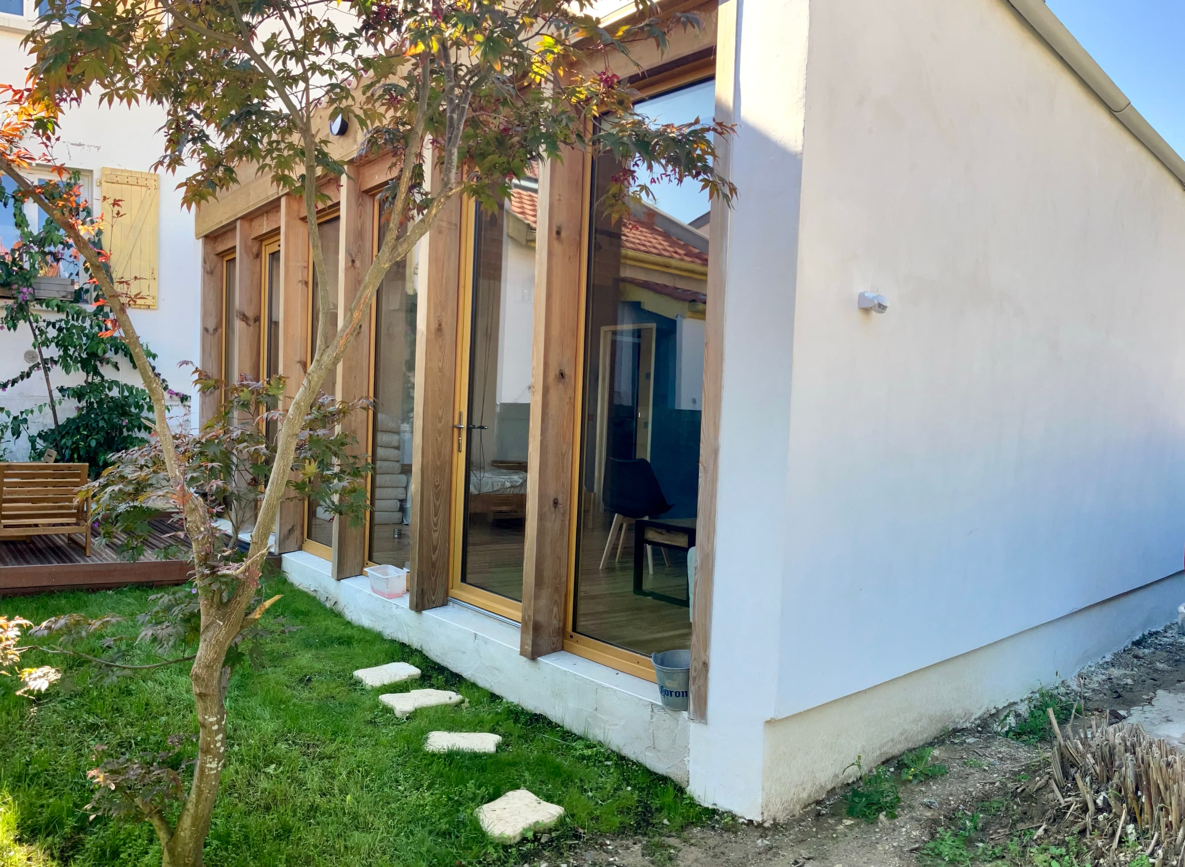 Studio réalisé en brique de chanvre Biosys et enduit chaux.